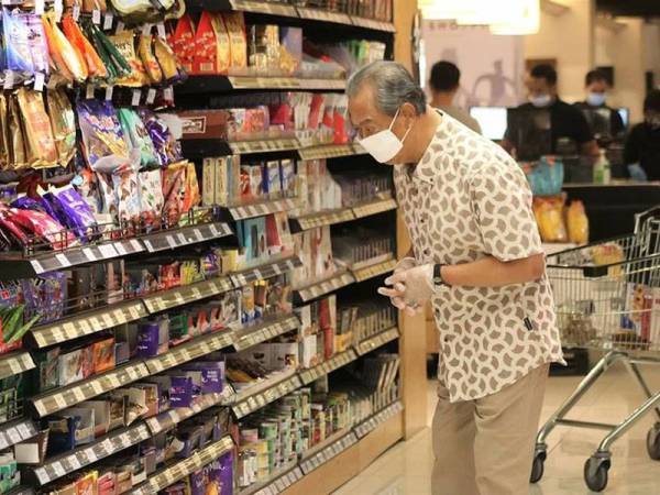 Muhyiddin dilihat sedang memilih produk coklat di bahagian disediakan