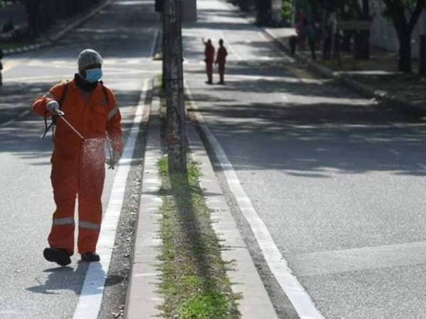 Pekerja pembersihan sedang sanitasi menggunakan teknik semburan di ibu negara.