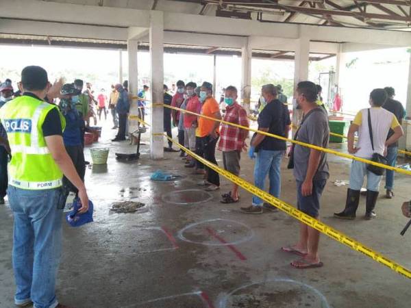 Hanya peraih dibenarkan masuk ke kawasan pasar dan menjalankan urusan jual beli dengan nelayan.