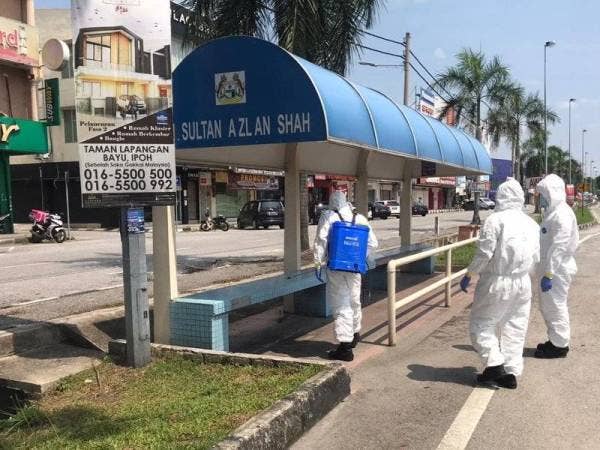 Bomba melakukan proses nyah cemar di hentian bas sekitar Ipoh.
