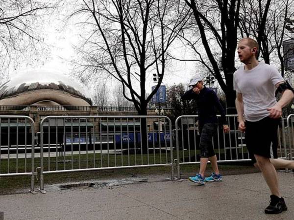 Masih ada lagi penduduk di AS yang melakukan aktiviti harian tanpa sebarang alat perlindungan diri.