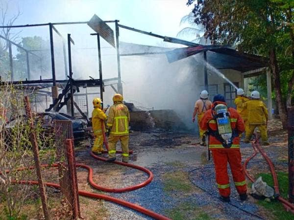 Anggota bomba memadam kebakaran rumah di Jalan Bunga Raya, Ampang Jajar, petang tadi. - Foto JBPM Kedah