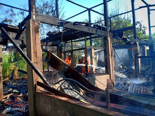 Anggota bomba memadam kebakaran rumah yang menyaksikan kemusnahan sehingga 90 peratus di Jalan Bunga Raya, Ampang Jajar, petang tadi. - Foto JBPM Kedah