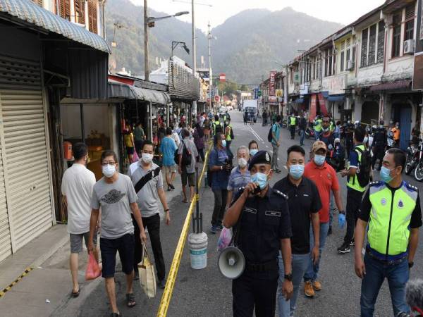Ketua Polis Daerah Timur Laut ACP Soffian Santong meminta orang ramai bersurai selepas membeli-belah di Pasar Awam Ayer Itam, Jalan Ayer Itam semasa meninjau kawasan berkenaan yang ditutup untuk aliran trafik hari ini.- Foto Bernama