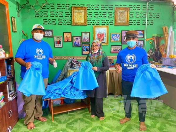 Tukang jahit di sekitar Kuala Krai melakukan tugasan menyiapkan kelengkapan barisan hadapan secara percuma tanpa mengharapkan sebarang balasan.