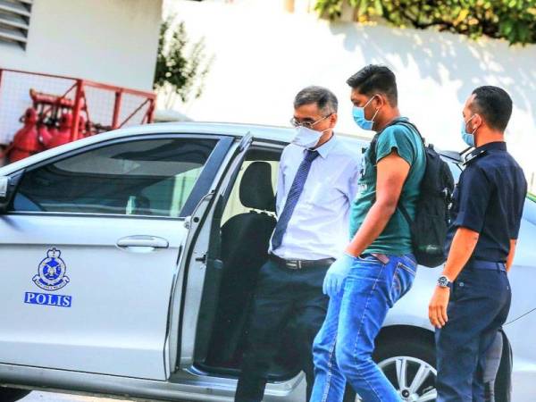 Tertuduh (kemeja putih) dibawa ke Mahkamah Majistret Georgetown untuk dituduh pagi tadi.