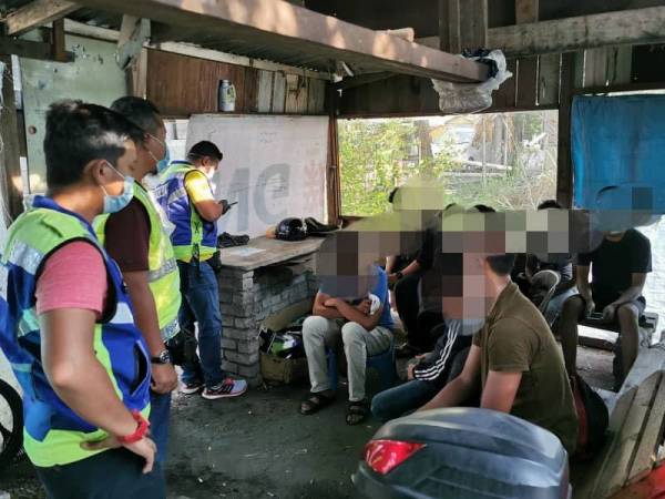 Antara yang ditahan selepas didapati melepak di sebuah bangsal.