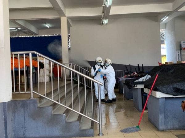 Pasukan Hazmat JBPM Kelantan membuat semburan di dalam kawasan Pasar Tok Guru hari ini.