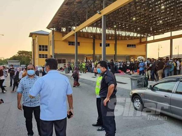 Warga Indonesia yang mahu pulang terkandas di Terminal Feri Antarabangsa Kukup, Pontian berikutan trip perjalanan ke republik itu dikurangkan bagi menghindarkan penularan wabak Covid-19.