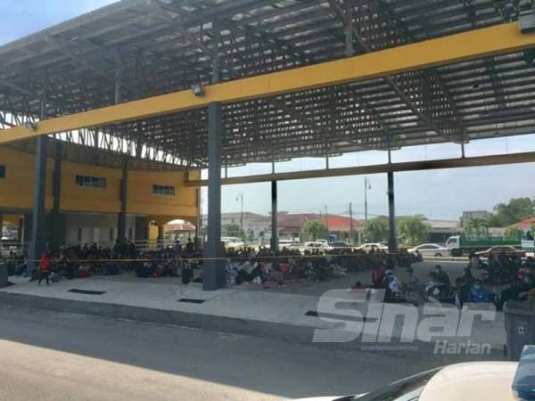 Warga Indonesia yang mahu pulang terkandas di Terminal Feri Antarabangsa Kukup, Pontian berikutan trip perjalanan ke republik itu dikurang.