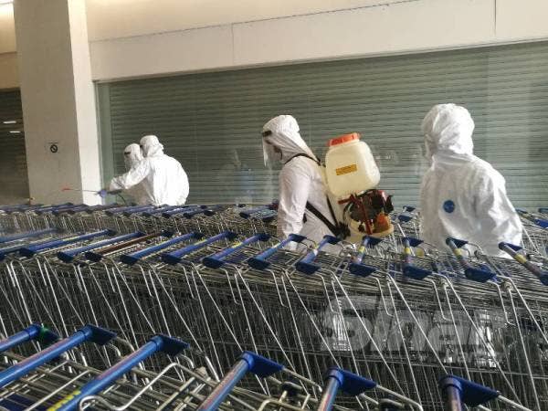 Proses nyah cemar dilakukan Hazmat JBPM Perak di Pasar Raya Besar Mydin Meru Raya di sini hari ini.