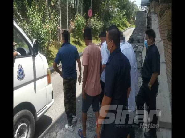 Kelima-lima suspek yang ditahan sempena Ops Covid-19 di Bera semalam.