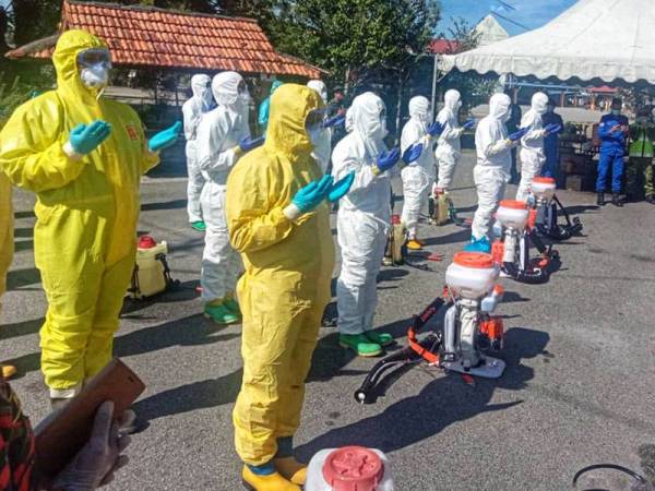 Bacaan doa mengiringi proses sanitasi di Madrasatul Darul Quran Kubang Bujuk di sini.