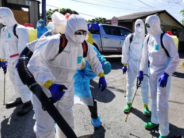 Sebahagian daripada 47 petugas yang menjalankan proses sanitasi di madrasah itu.