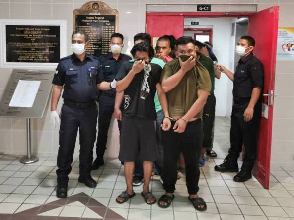 Kesemua individu yang mengaku salah terhadap pertuduhan mengikut Peraturan 3 (1) dan Peraturan 3 (2) Peraturan-Peraturan Pencegahan dan Pengawalan Penyakit Berjangkit (Langkah-Langkah Di Dalam Kawasan Tempatan Jangkitan) 2020 yang dibacakan secara berasingan di Mahkamah Majistret di sini hari ini.