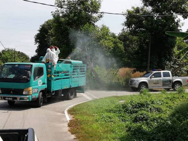 Pihak SWM Environment dan bomba dengan kerjasama agensi lain melakukan kerja-kerja Operasi Sanitasi Awam Covid-19 di Kampung Sinaran Baru, Kempas Johor, hari ini.