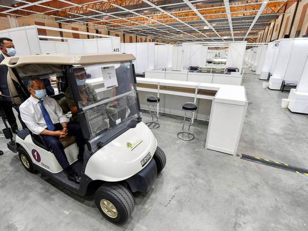 Perdana Menteri Tan Sri Muhyiddin Yassin meninjau kerja-kerja menyiapkan Pusat Kuarantin dan Rawatan COVID-19 Berisiko Rendah di Taman Ekspo Pertanian Malaysia Serdang (MAEPS) hari ini. - Foto Bernama