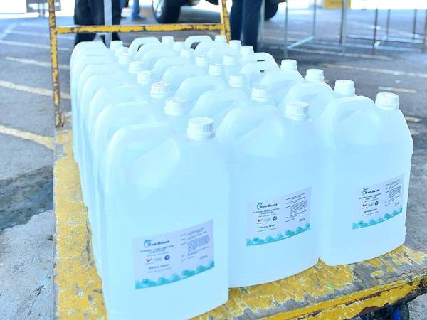 Hand sanitizer merupakan salah satu barangan yang diserahkan kepada petugas barisan hadapan di klinik-klinik kesihatan yang memerlukan.
