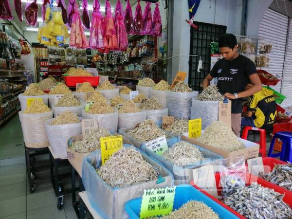 Shahrizan tetap meneruskan operasi premis jualan ikan lautnya bagi memastikan penduduk setempat mendapat bekalan diperlukan.