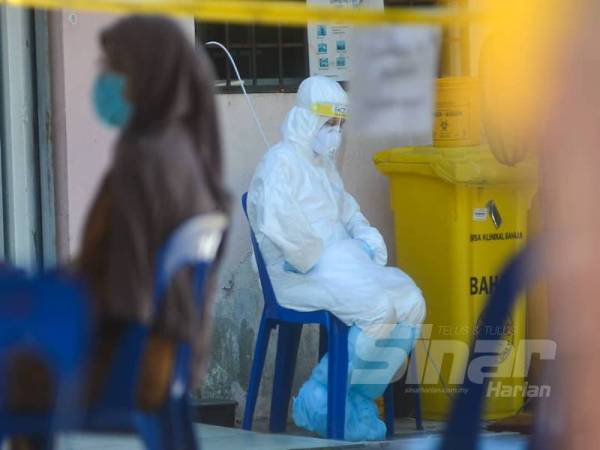 Petugas barisan hadapan bersabung nyawa melawan wabak Covid-19. 