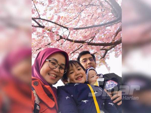 Nur Hafizah bersama suami dan dua anaknya.