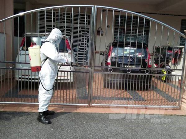 Bomba dengan kerjasama agensi lain melakukan Operasi Sanitasi Awam Covid-19 di Bandar Sempang Renggam, Kluang semalam bagi mengekang penularan wabak Covid-19.
