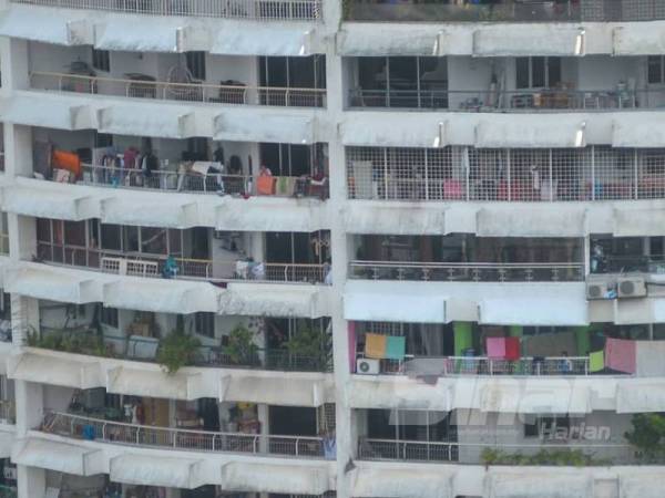 Tinjauan dari sudut atas Menara City Ones susulan PKPD Covid-19 di Menara City Ones hari ini. - FOTO SHARIFUDIN ABDUL RAHIM