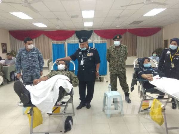 Anggota ATM juga turut serta menderma darah.