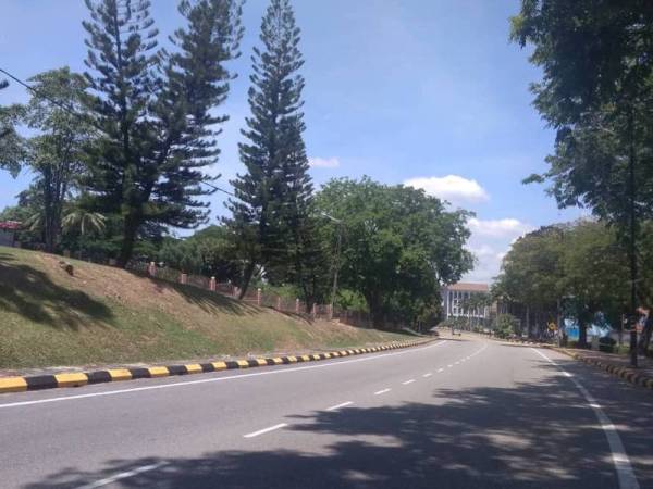 Keadaan lalu lintas di beberapa lokasi di bandar Temerloh yang lengang selepas jam 12 tengah hari.