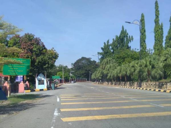 Keadaan lalu lintas di beberapa lokasi di bandar Temerloh yang lengang selepas jam 12 tengah hari.