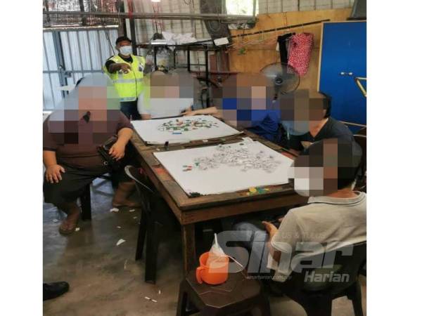 Antara yang ditahan ketika leka berjudi.