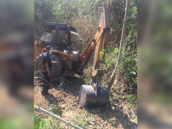 Jentera pengorek yang dirampas oleh JPNK di kawasan Hutan Simpan Bukit Perangin, Kubang Pasu semalam. - Foto Ihsan JPNK