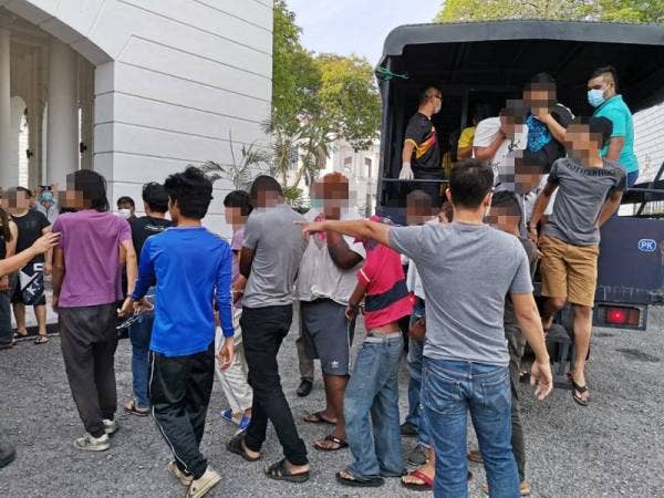 Seramai 33 individu termasuk kanak-kanak didakwa di Mahkamah Majistret atas pertuduhan ingkar PKP hari ini.