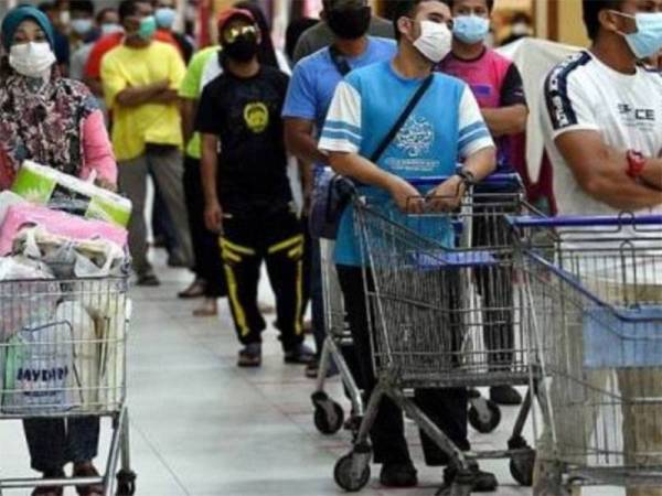 Orang ramai beratur untuk membeli barang keperluan.