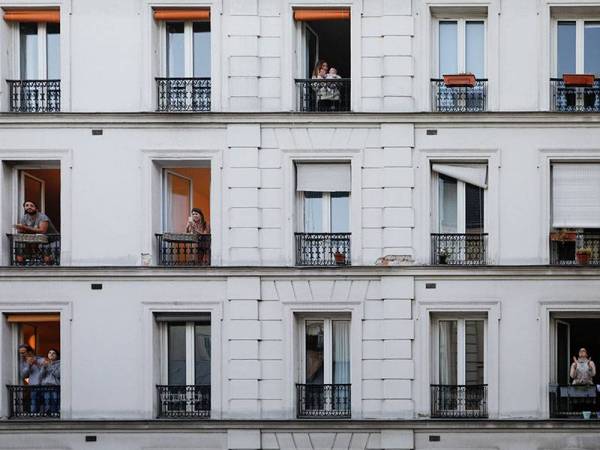 Penduduk di Perancis yang dikenakan perintah lockdown sejak dua minggu lalu mengambil bahagian acara harian 'tepukan jam 8 pagi' sebagai tanda sokongan kepada kakitangan perubatan barisan hadapan. - FOTO: AGENSI