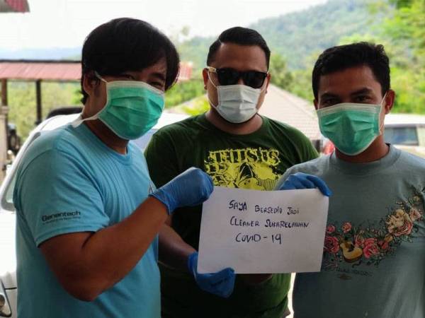 Tiga sekawan tawar diri jadi sukarelawan 'cleaner' hospital.