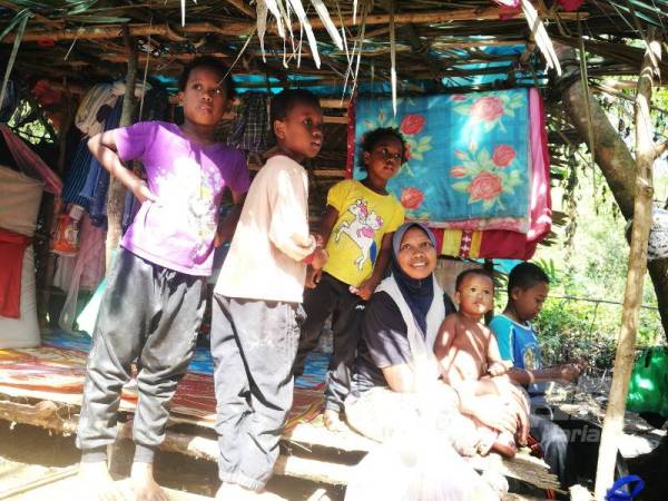Selma Panjang, 36, bersama lima anak lebih selesa tinggal di tepi sungai sepanjang perintah PKP. 