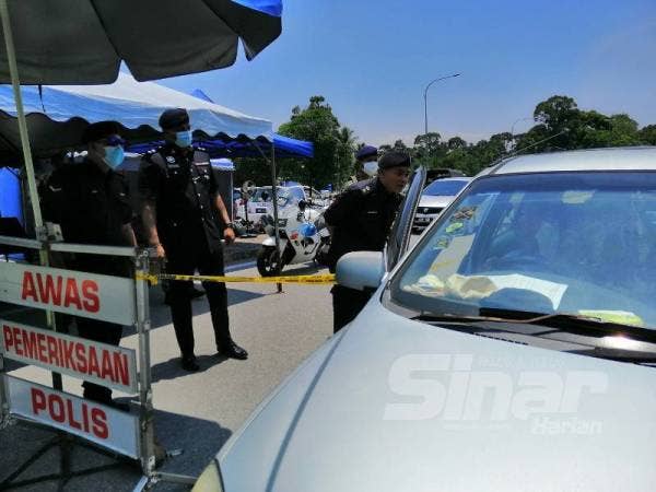 Hasron Nazri meninjau sekatan jalan raya di laluan Tol Gopeng, semalam. 