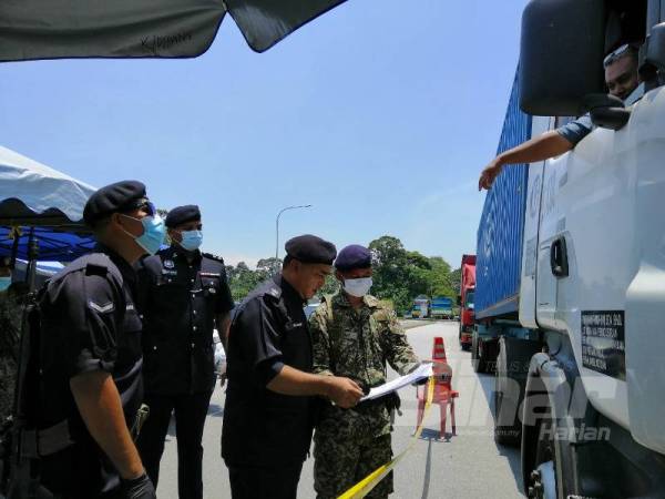 Surat kebenaran bertugas turut diperiksa bagi memastikan kesahihan perjalanan dibuat pengguna jalan raya. 