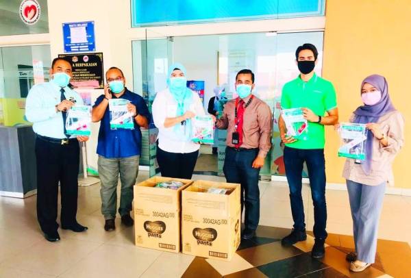 Toh (tiga dari kiri) menyampaikan sumbangan kepada kakitangan HRPZ11.