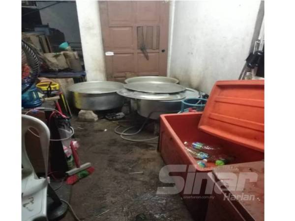 Polis membongkar kegiatan memproses air ketum dalam serbuan di pangsapuri Seksyen 24, Shah Alam, semalam.