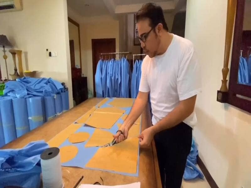 Radzuan menyediakan sampel serta ukuran bagi setiap item PPE yang akan dijahit.