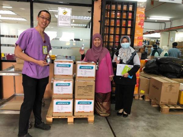 Watsons Malaysia menyumbangkan Watsons Antibacterial Wipes, Watsons Vitamin C, cecair pencuci tangan dan baju hujan kepada hospital serta pusat kesihatan baru-baru ini.