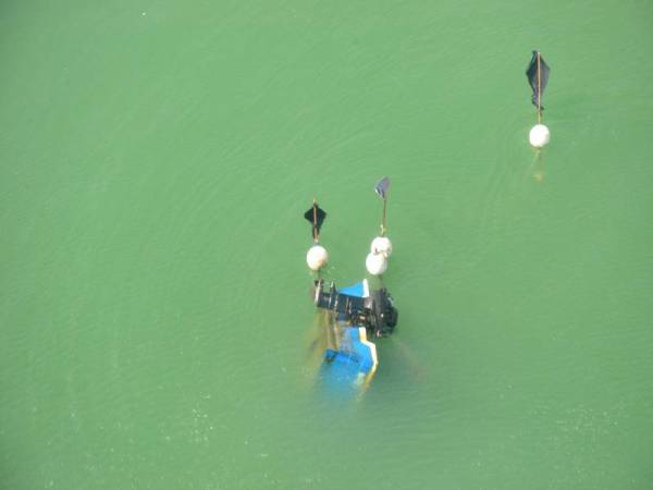 Bot fiber yang dinaiki mangsa ditemui dalam keadaan terbalik. 