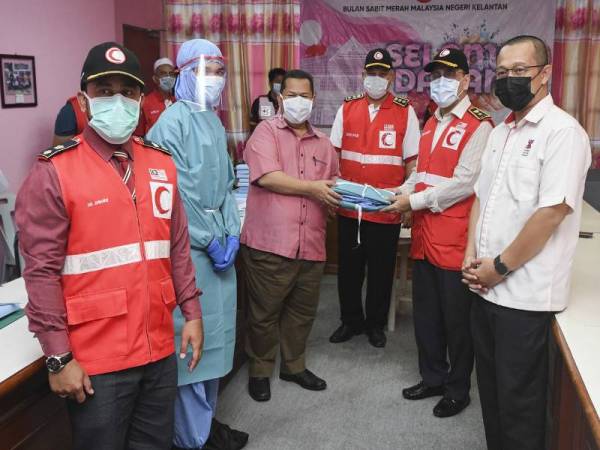 Dr Tengku Mohamed Faziharudean Tengku Feissal (dua, kanan) menerima sumbangan PPE daripada Abdul Aziz Yunus (tiga, kiri) - Foto Bernama