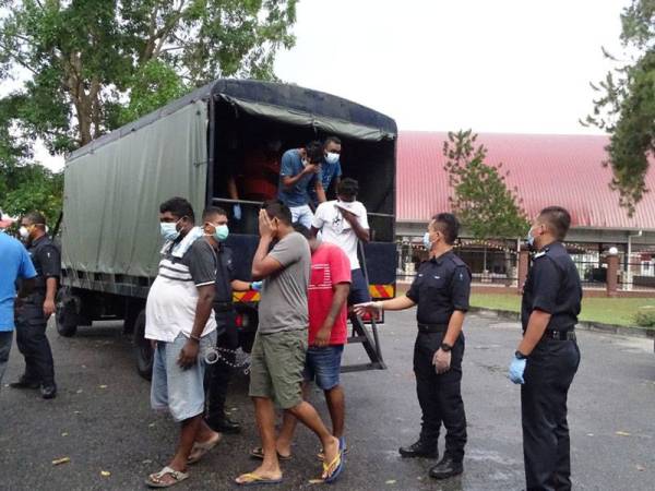 Seramai 12 lelaki mengaku bersalah di Mahkamah Majistret Kampar hari ini masing-masing atas dua pertuduhan ingkar PKP dan menghalang tugas penjawat awam.