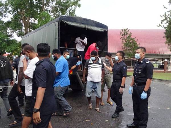 Seramai 12 lelaki mengaku bersalah di Mahkamah Majistret Kampar hari ini masing-masing atas dua pertuduhan ingkar PKP dan menghalang tugas penjawat awam.