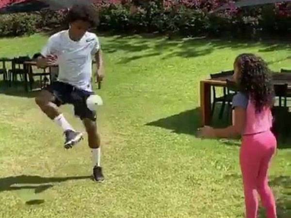 Foto daripada laman instagram Willain yang menyaksikan aktiviti bersama anak perempuannya