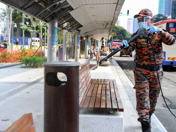 Kerja-kerja pembersihan dan semburan sanitasi di tempat-tempat tumpuan ramai giat dijalankan bagi mengekang penularan COVID-19. - Foto Bernama