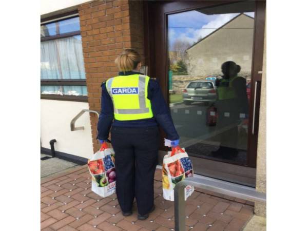 Polis hantar barang yang dibelinya untuk warga emas di sebuah rumah. -Foto: Twitter Garda Info